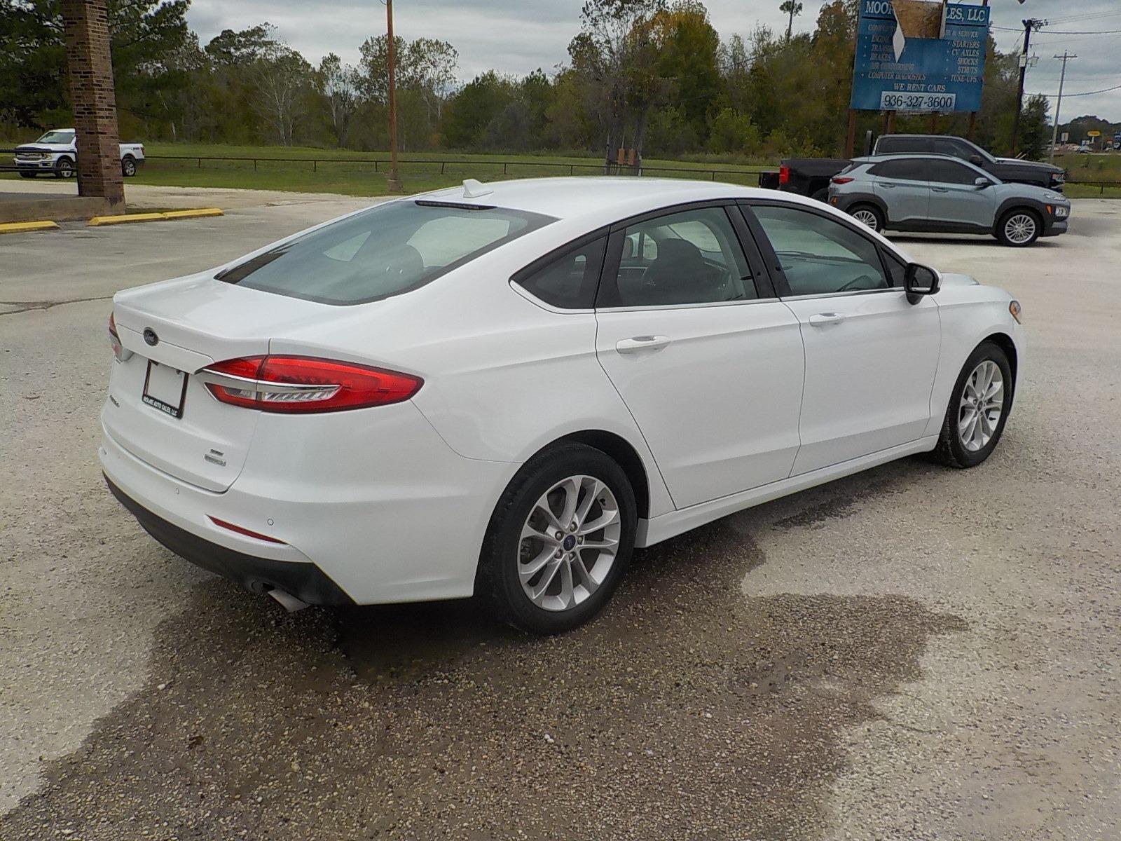 2020 White /Black Ford Fusion SE (3FA6P0HD1LR) with an 1.5L L4 DOHC 16V engine, 6A transmission, located at 1617 W Church Street, Livingston, TX, 77351, (936) 327-3600, 30.710995, -94.951157 - Photo #7